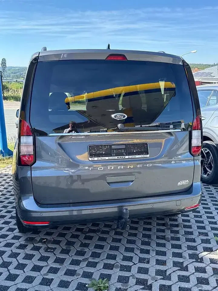 Gebraucht Ford Tourneo Titanium 114 PS (83 kW) 2024 Grau Kombi