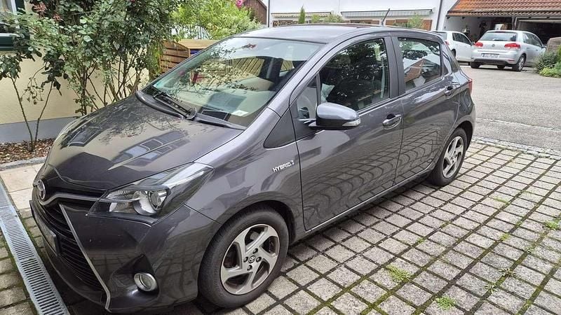 Grau Gebraucht 2015 Toyota Yaris Hybrid Comfort Limousine | 11.500 € (Fairer Preis) - Bild 1/4