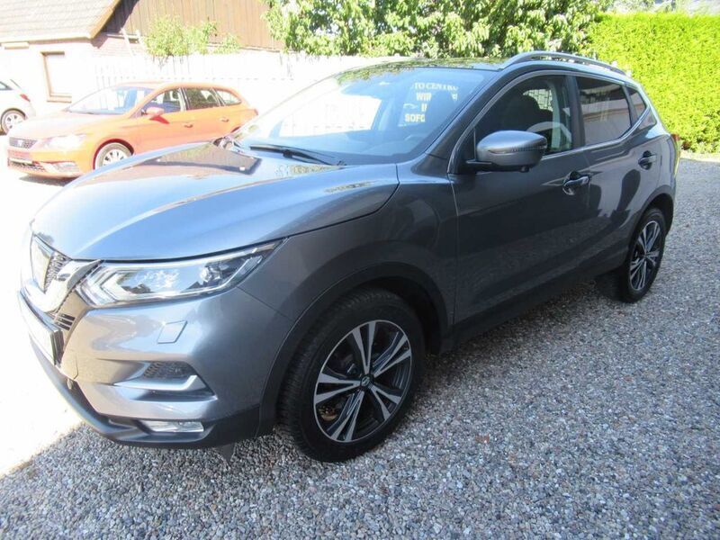 Grau Gebraucht 2017 Nissan Qashqai N-Connecta SUV | 17.950 € (Teuer) - Bild 1/4