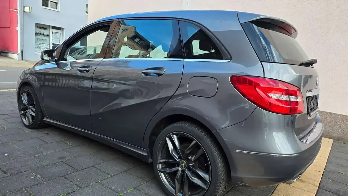 Gebraucht Mercedes B180 122 PS (89 kW) 2012 Mountaingrau  met. Kleinwagen
