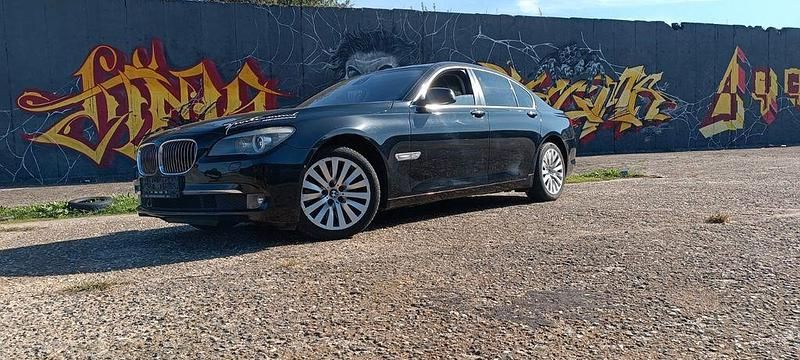 Schwarz Gebraucht 2011 BMW 750 Limousine | 9.200 € - Bild 1/4