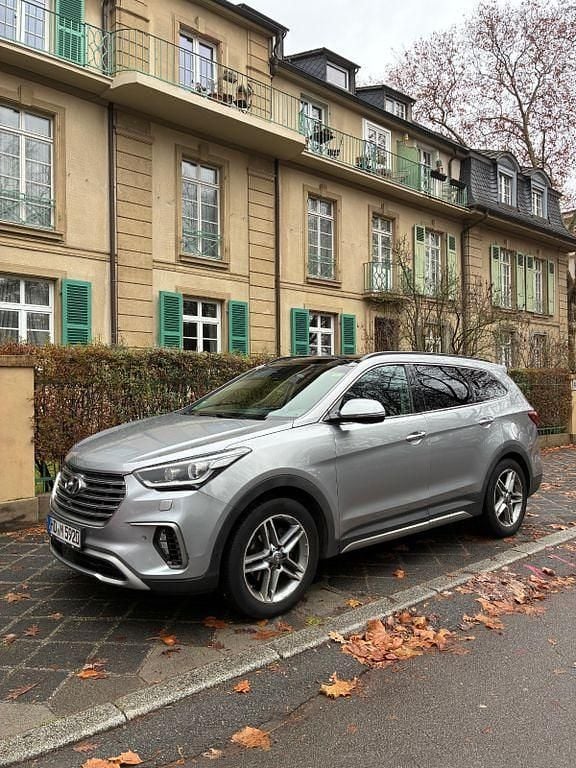 Grau Gebraucht 2017 Hyundai Grand Santa Fe SUV | 17.650 € (Fairer Preis) - Bild 1/4