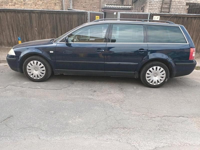 Blau Gebraucht 2005 VW Passat Kombi | 2.200 € - Bild 1/4