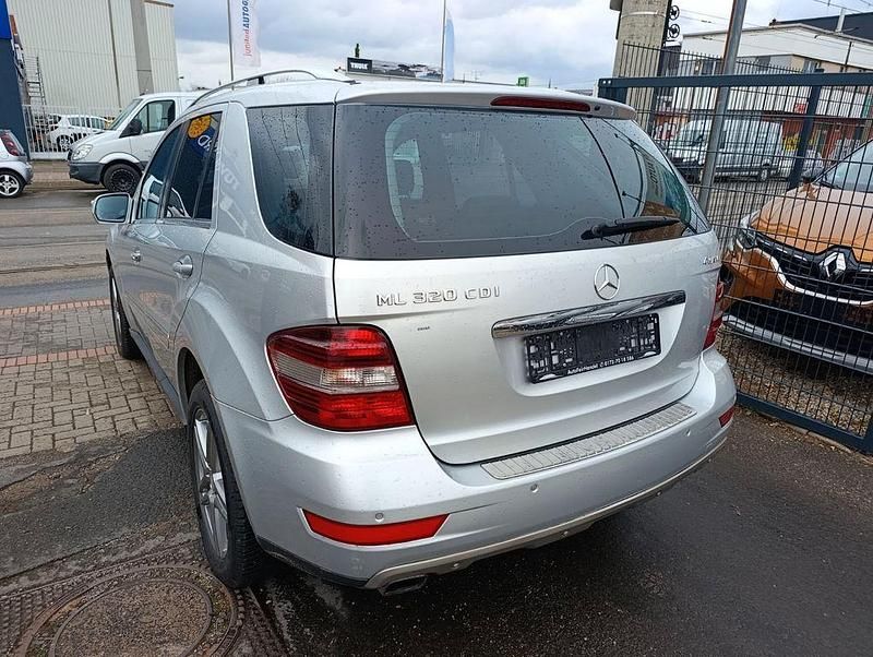 Gebraucht Mercedes ML320 224 PS (164 kW) 2008 Silber SUV