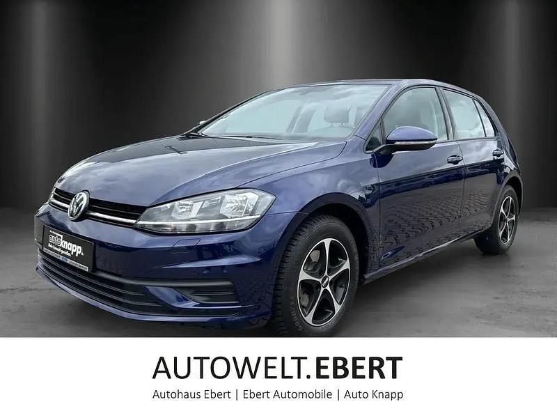 Atlantic blue Gebraucht 2017 VW Golf VII Trendline Limousine | 14.490 € (Fairer Preis) - Bild 1/4