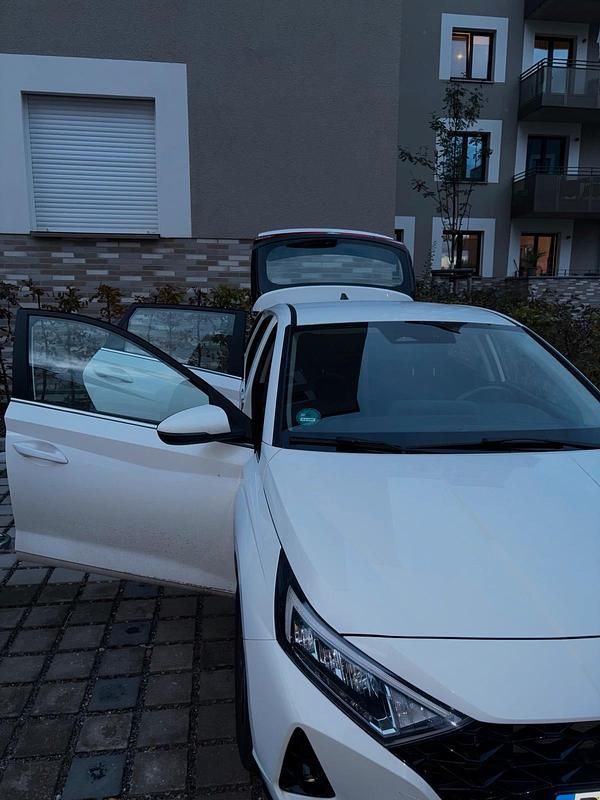 Weiß Gebraucht 2022 Hyundai i20 Comfort Kleinwagen | 15.400 € (Guter Preis) - Bild 1/4