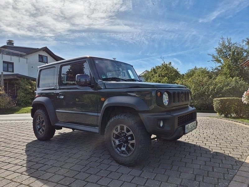 Grün Gebraucht 2018 Suzuki Jimny Comfort+ SUV | 28.290 € (Guter Preis) - Bild 1/4