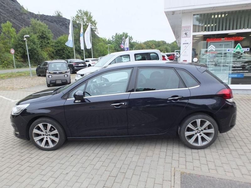 Blau Gebraucht 2016 Citroën C4 PureTech Kleinwagen | 10.500 € (Fairer Preis) - Bild 1/4