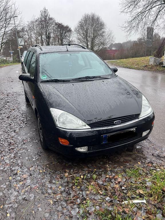 Schwarz Gebraucht 2001 Ford Focus Ghia Limousine | 1.500 € (Guter Preis) - Bild 1/4