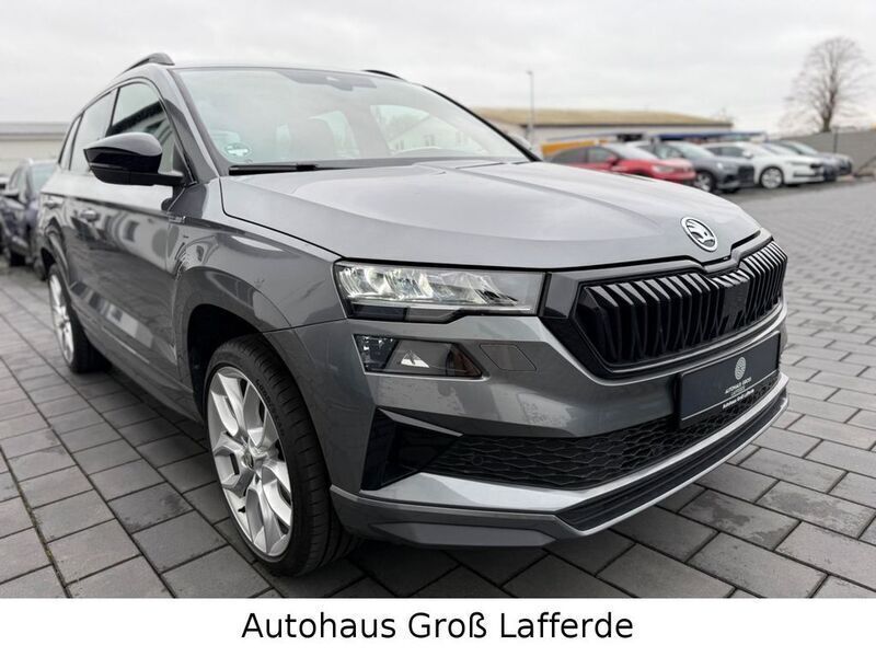 Grau Gebraucht 2022 Skoda Karoq SportLine SUV | 30.490 € (Guter Preis) - Bild 1/4