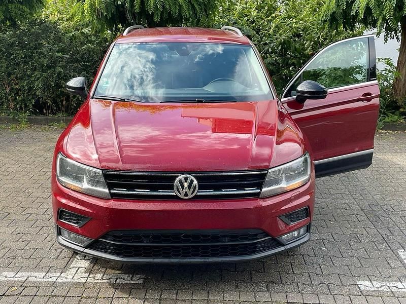 Rot Gebraucht 2019 VW Tiguan IQ Drive SUV | 22.200 € (Superpreis) - Bild 1/4