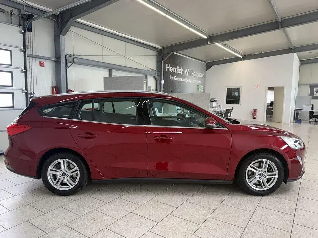 Gebraucht Ford Focus Cool & Connect 125 PS (91 kW) 2019 Rot Kombi