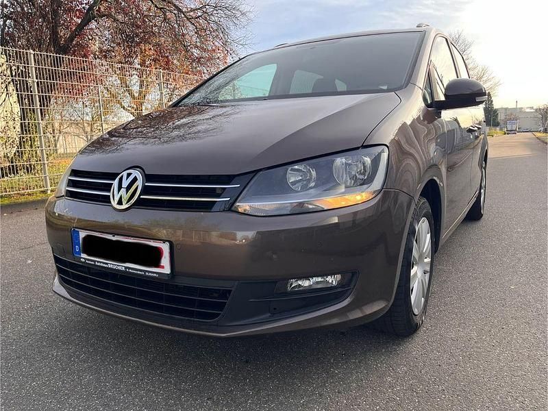 Braun Gebraucht 2013 VW Sharan Trendline Van / Kleinbus | 7.999 € (Superpreis) - Bild 1/4