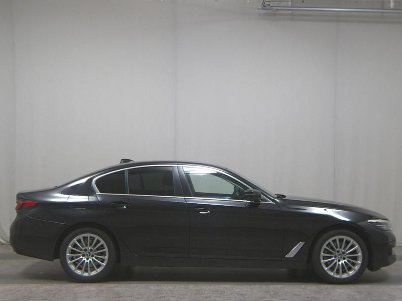 Schwarz Gebraucht 2021 BMW 520 Performance Limousine | 32.980 € (Superpreis) - Bild 1/4