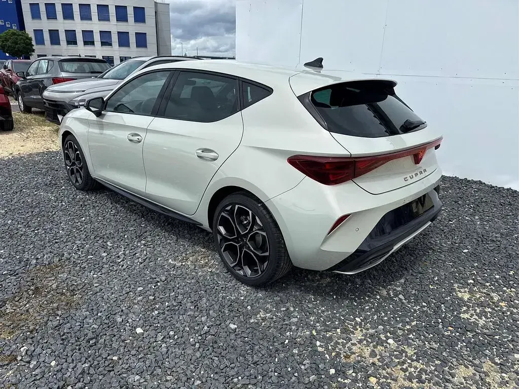 Neu Cupra Leon 150 PS (110 kW) 2026 Taiga grau Limousine