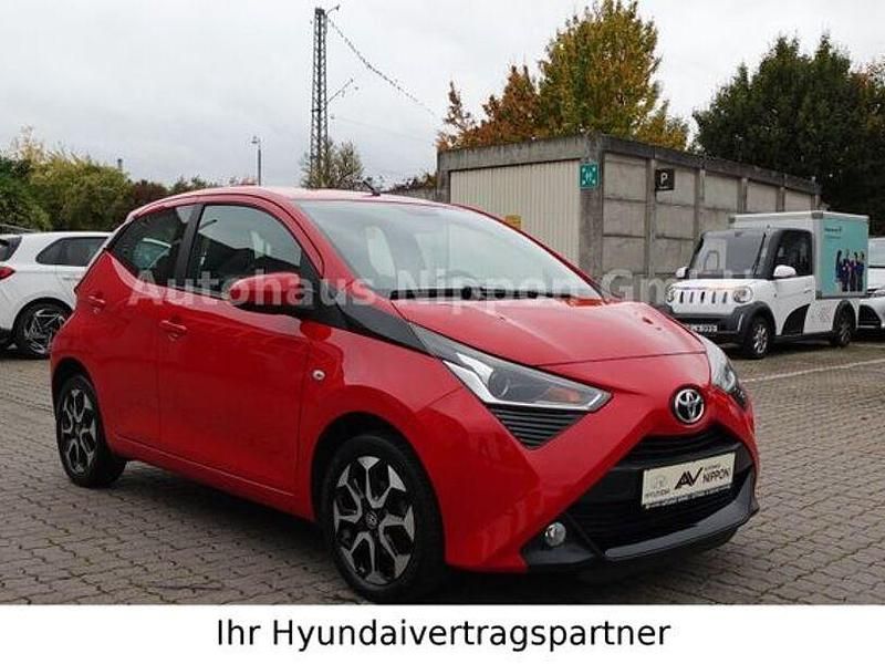 Rot Gebraucht 2019 Toyota Aygo X-play Kleinwagen | 9.485 € (Etwas zu teuer) - Bild 1/4