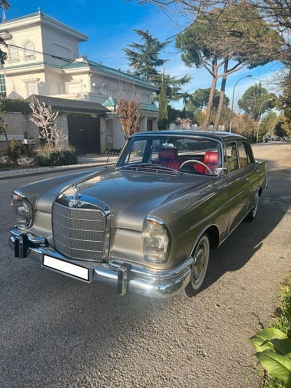 Silber Gebraucht 1963 Mercedes W111 Limousine | 25.000 € - Bild 1/4