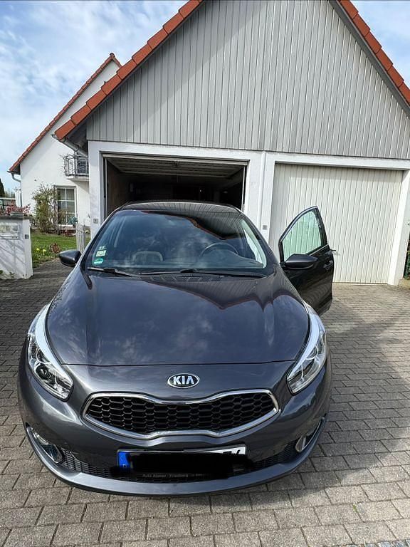 Gebraucht Kia Ceed DREAM-TEAM Edition 99 PS (72 kW) 2015 Grau Kleinwagen