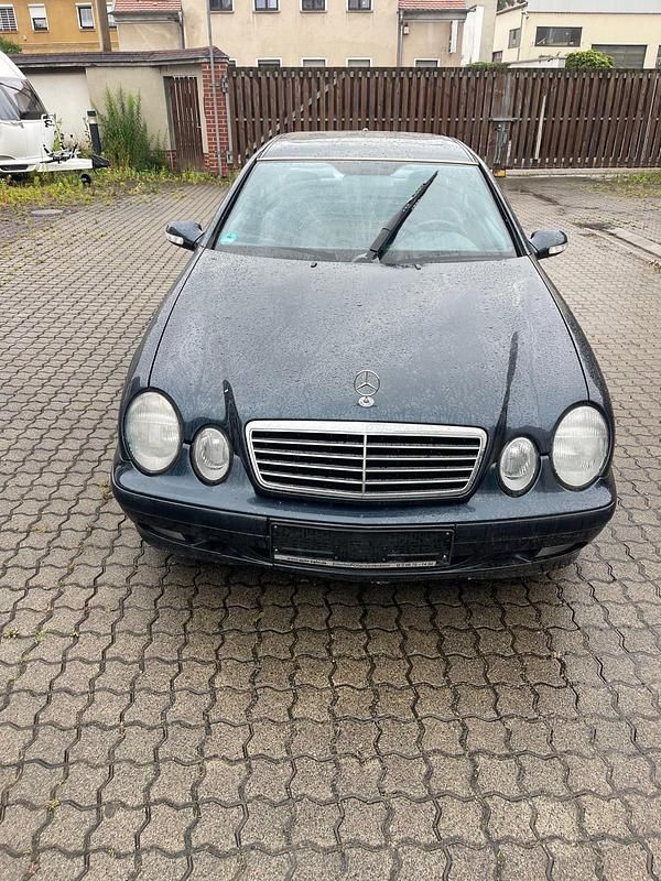 Grau Gebraucht 2001 Mercedes CLK200 Coupé | 1.100 € (Etwas zu teuer) - Bild 1/4