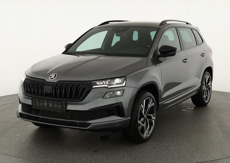 Graphite grau metallic Neu 2025 Skoda Karoq SportLine SUV | 41.495 € (Etwas zu teuer) - Bild 1/4