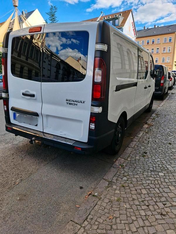Second-hand Renault Trafic 116 CP (85 kW) 2015 Alb Monovolum