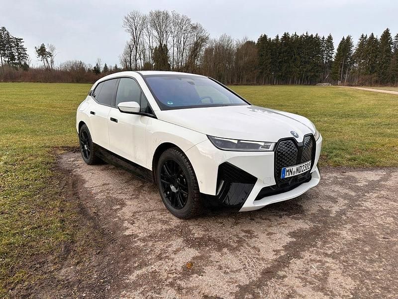 Weiß Gebraucht 2023 BMW iX Sport Line SUV | 44.900 € (Guter Preis) - Bild 1/4