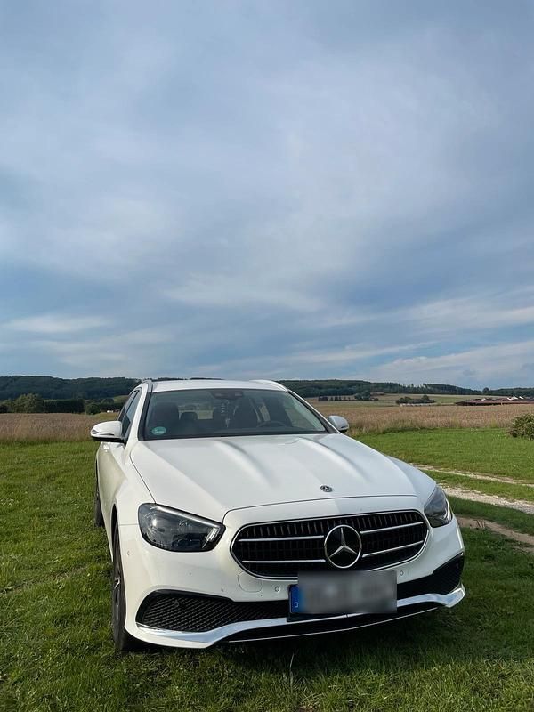 Weiß Gebraucht 2021 Mercedes E200 Limousine | 31.500 € (Superpreis) - Bild 1/4