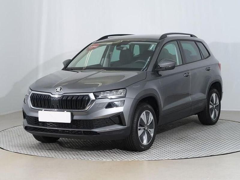 Graphitegrau metallic (metallic) Gebraucht 2024 Skoda Karoq Ambition SUV | 27.440 € (Superpreis) - Bild 1/4