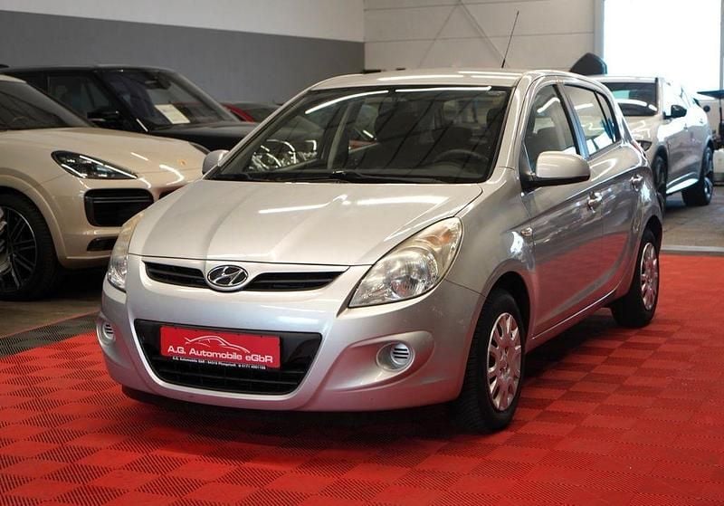 Silber Gebraucht 2011 Hyundai i20 Classic Limousine | 3.950 € (Fairer Preis) - Bild 1/4