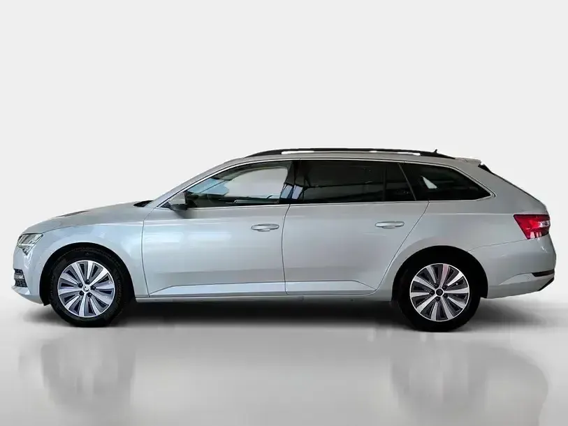 Gebraucht Skoda Superb Ambition 150 PS (110 kW) 2022 Brilliantsilber Kombi