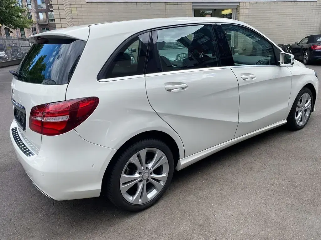 Gebraucht Mercedes B180 Urban 122 PS (89 kW) 2015 Weiß Kleinwagen