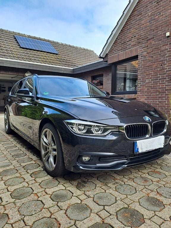 Schwarz Gebraucht 2019 BMW 320 Advantage Kombi | 18.300 € (Superpreis) - Bild 1/4