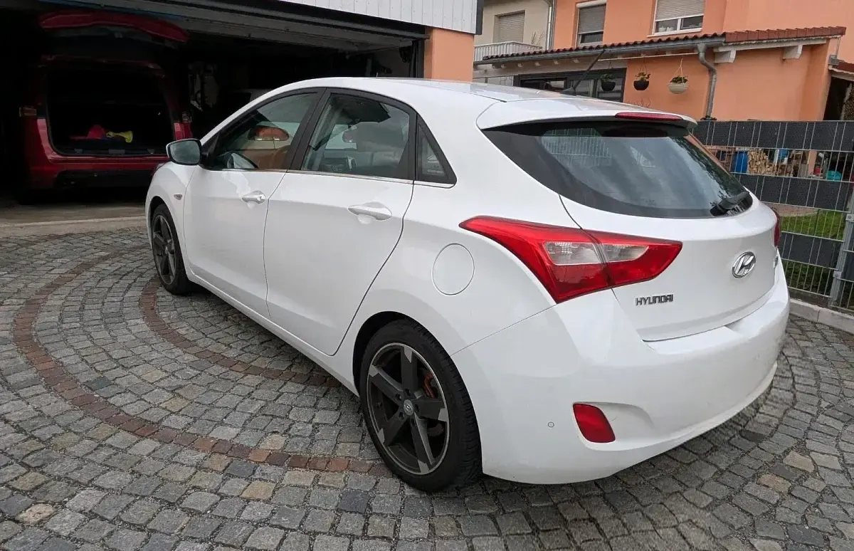 Gebraucht Hyundai i30 110 PS (80 kW) 2015 Weiß Limousine