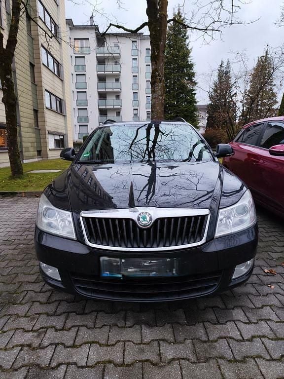 Gebraucht Skoda Octavia Ambiente 160 PS (117 kW) 2011 Schwarz Kombi