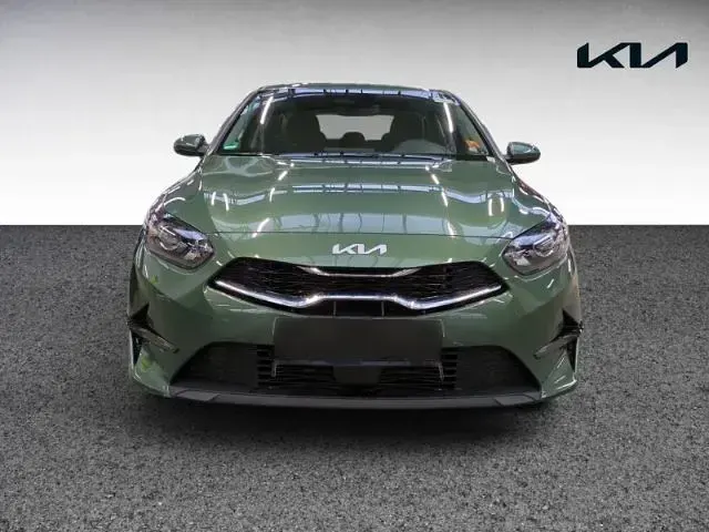 Gebraucht Kia Ceed Vision 140 PS (102 kW) 2025 Exg) experience green met. (gruen Kleinwagen
