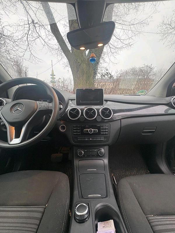 Gebraucht Mercedes 180 122 PS (89 kW) 2012 Grau Limousine