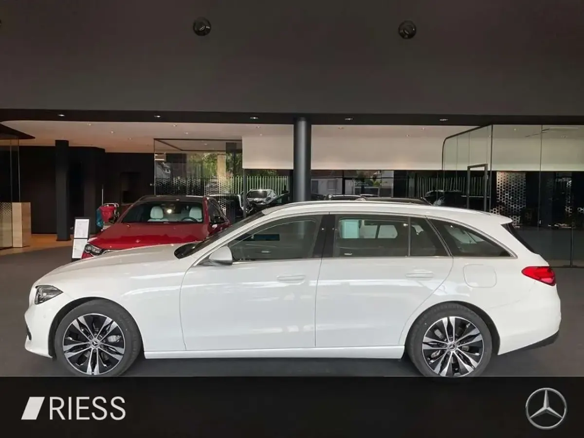 Gebraucht Mercedes C300e Avantgarde 313 PS (230 kW) 2022 Weiß Kombi