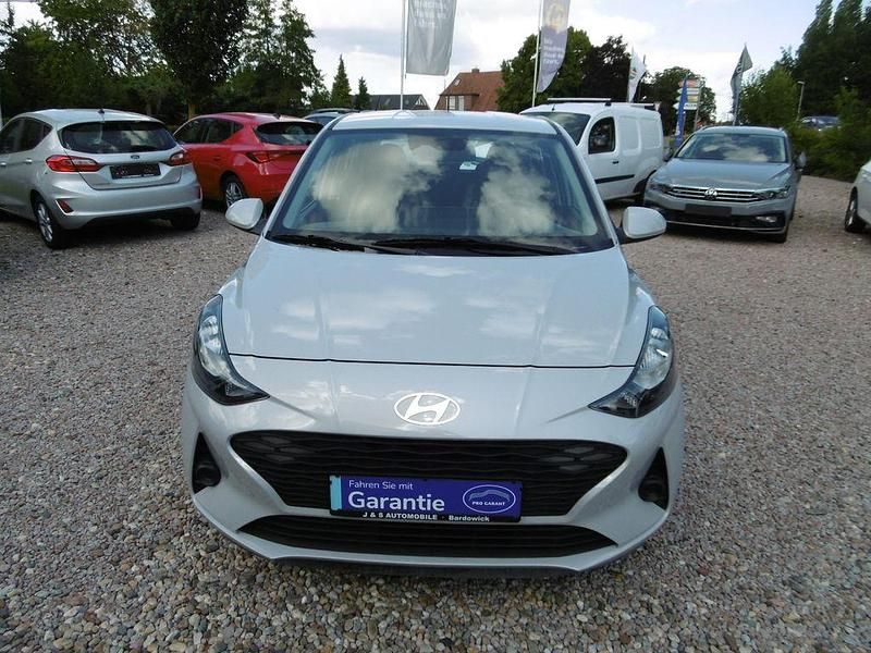 Grau Gebraucht 2023 Hyundai i10 Trend Kleinwagen | 14.680 € (Fairer Preis) - Bild 1/4