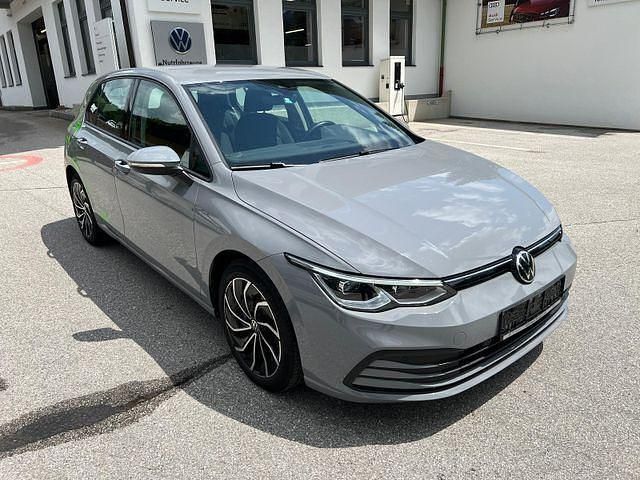 Grau Gebraucht 2020 VW Golf VIII Life Limousine | 18.490 € (Fairer Preis) - Bild 1/3