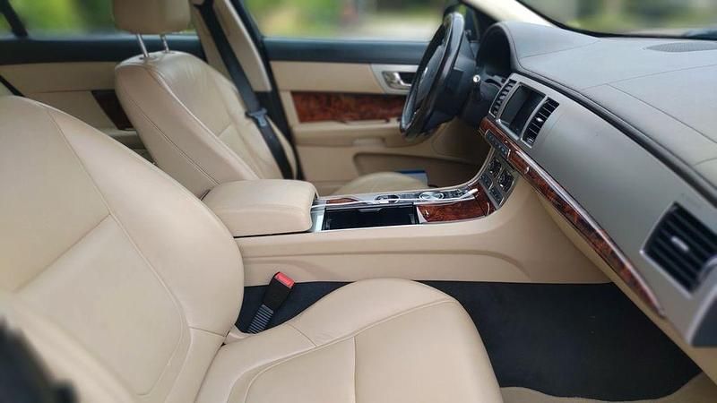 Schwarz Gebraucht 2013 Jaguar XF S Limousine | 9.390 € (Superpreis) - Bild 1/4