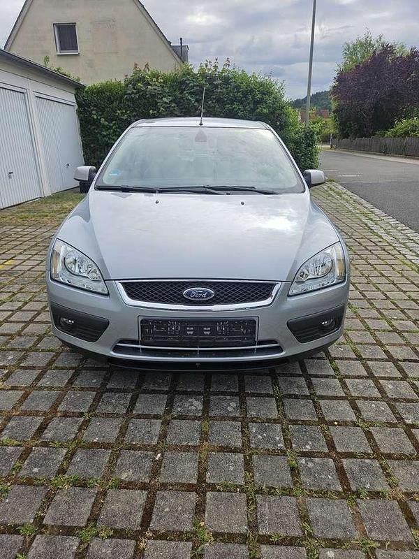 Grau Gebraucht 2005 Ford Focus Trend Limousine | 3.500 € (Fairer Preis) - Bild 1/4