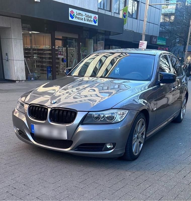 Grau Gebraucht 2009 BMW 330 Limousine | 9.800 € (Fairer Preis) - Bild 1/4