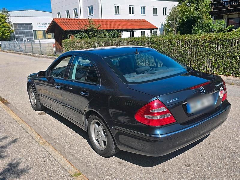 Blau Gebraucht 2005 Mercedes E200 Limousine | 3.500 € (Guter Preis) - Bild 1/4