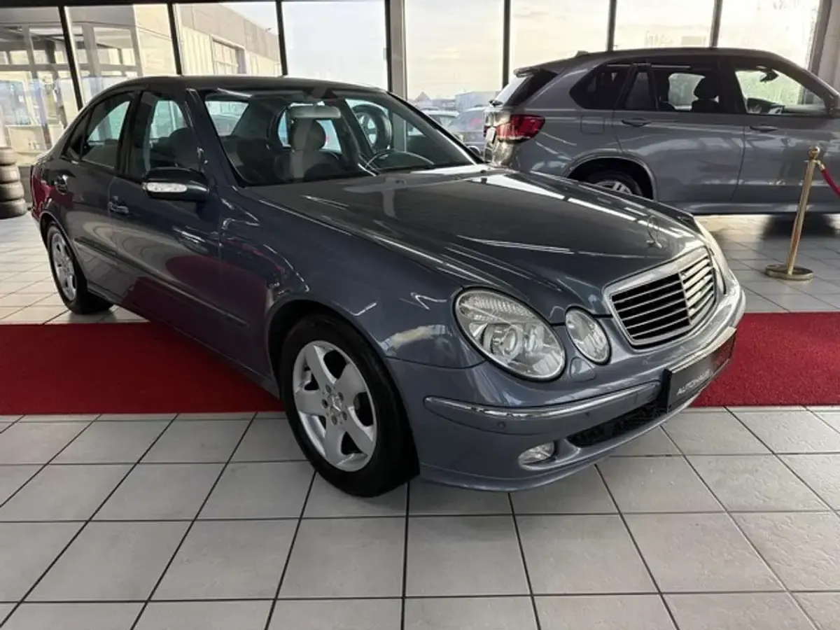 Gebraucht Mercedes E200 163 PS (119 kW) 2004 Blau Limousine