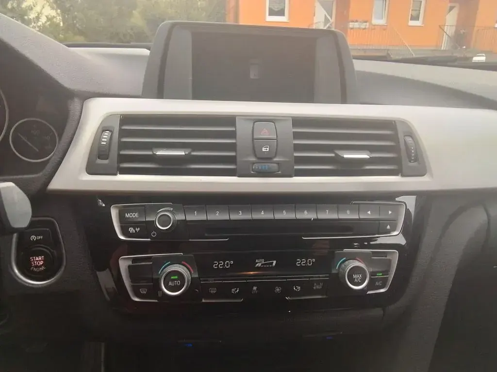 Gebraucht BMW 318 Advantage 150 PS (110 kW) 2018 Weiß Kombi