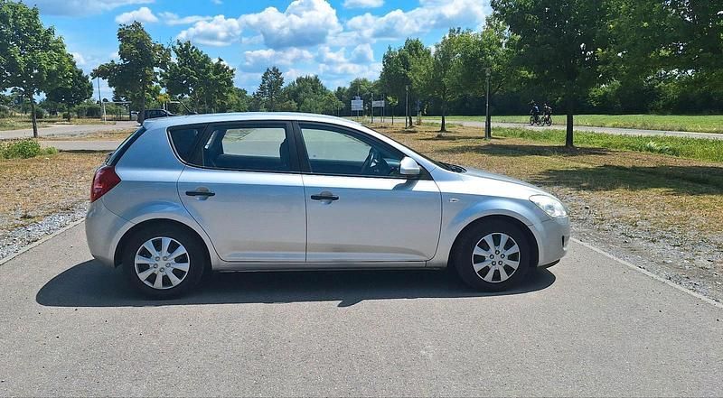 Grau Gebraucht 2009 Kia Ceed Limousine | 2.700 € (Guter Preis) - Bild 1/4