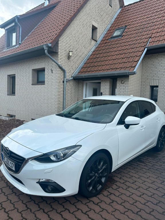 Weiß Gebraucht 2016 Mazda 3 Nakama Limousine | 9.800 € (Fairer Preis) - Bild 1/4