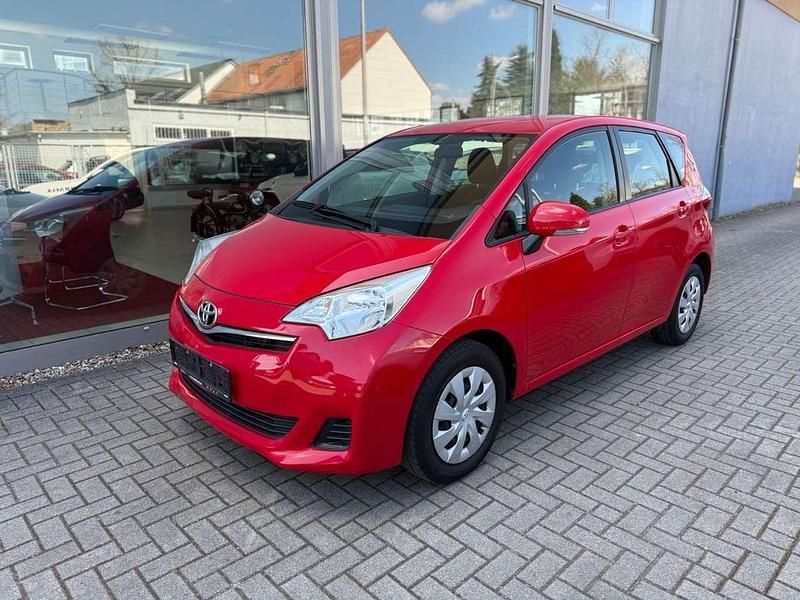 Gebraucht Toyota Verso-S Cool 99 PS (72 kW) 2012 Super red 5 Van / Kleinbus