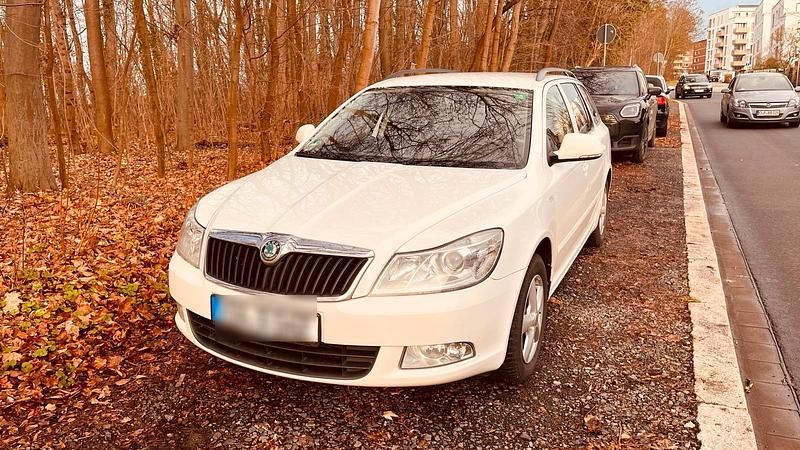 Weiß Gebraucht 2011 Skoda Octavia Kombi | 2.300 € (Superpreis) - Bild 1/4
