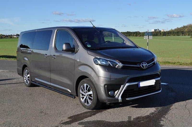 Grau Gebraucht 2022 Toyota Proace Team Van | 33.490 € (Etwas zu teuer) - Bild 1/4